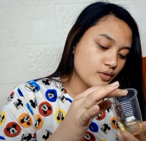 布菲律宾女网红赛丝称以尿液涂脸以去痘美白。