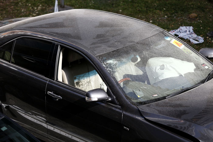 意外发生后，轿车的安全气囊弹出，挡风玻璃也出现裂痕。