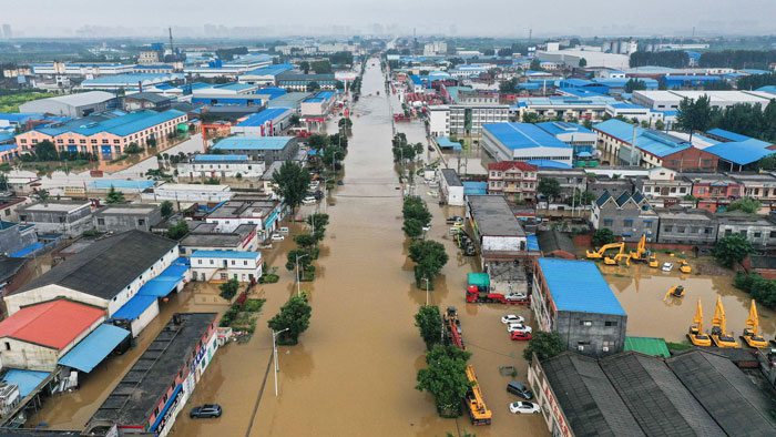 河南新乡周五水淹一片。（法新社）