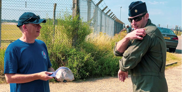 美国空军少校汤普森（右）从肩上撕下徽章，还有一顶棒球帽送予辛普森。