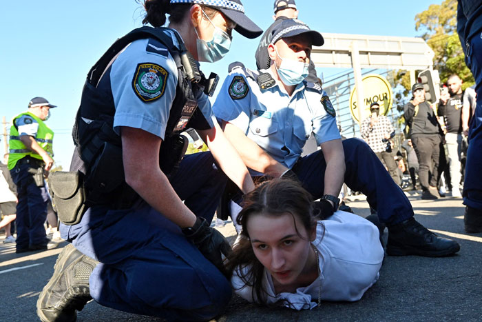警方拘捕压制一名示威者。（法新社）