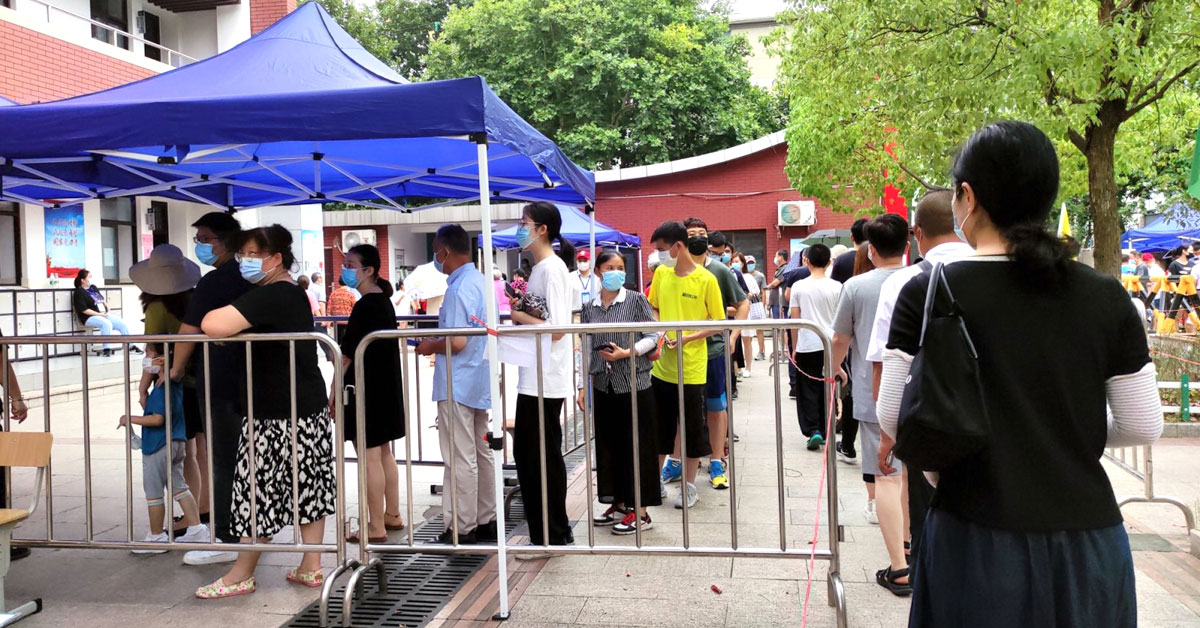 
图为南京市民在鼓楼区一处采样点排队等待进行核酸采样。
