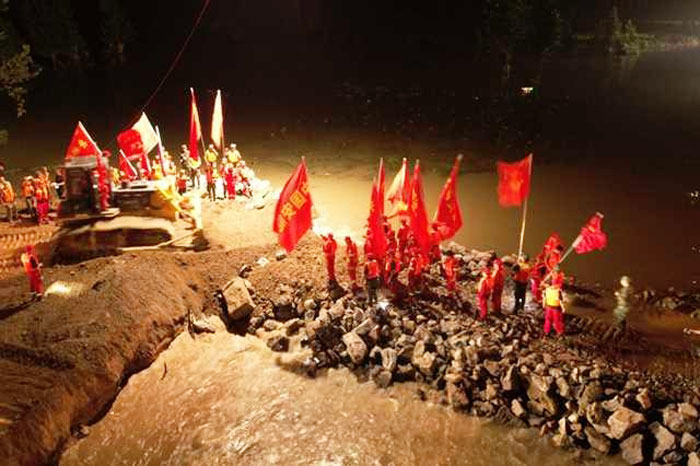 救援人员成功在河南鹤壁卫河决口合龙。