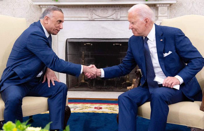 拜登周一下午在白宫与到访的伊拉克总理卡迪米（左）举行会晤。（法新社）