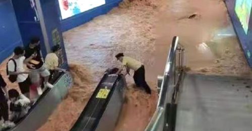 广州地铁浸水 工作人员：快跑！