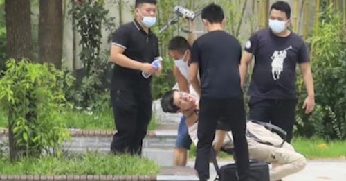 记者市民拍摄郑州地铁献花 被公安殴打 带离现场