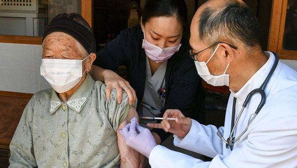 日本年长者接种疫苗。