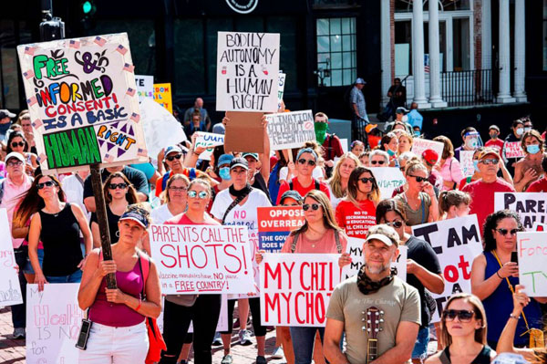去年8月，美国波士顿有民众聚集反对接种新冠疫苗。