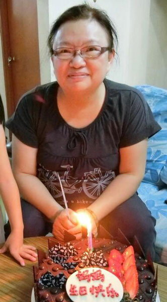 吴女士因疫情无法回家，去年在新加坡庆祝生日。（受访者提供）