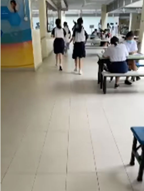 有人拍摄到学生在校园内奔跑的画面。（取自视频截屏）