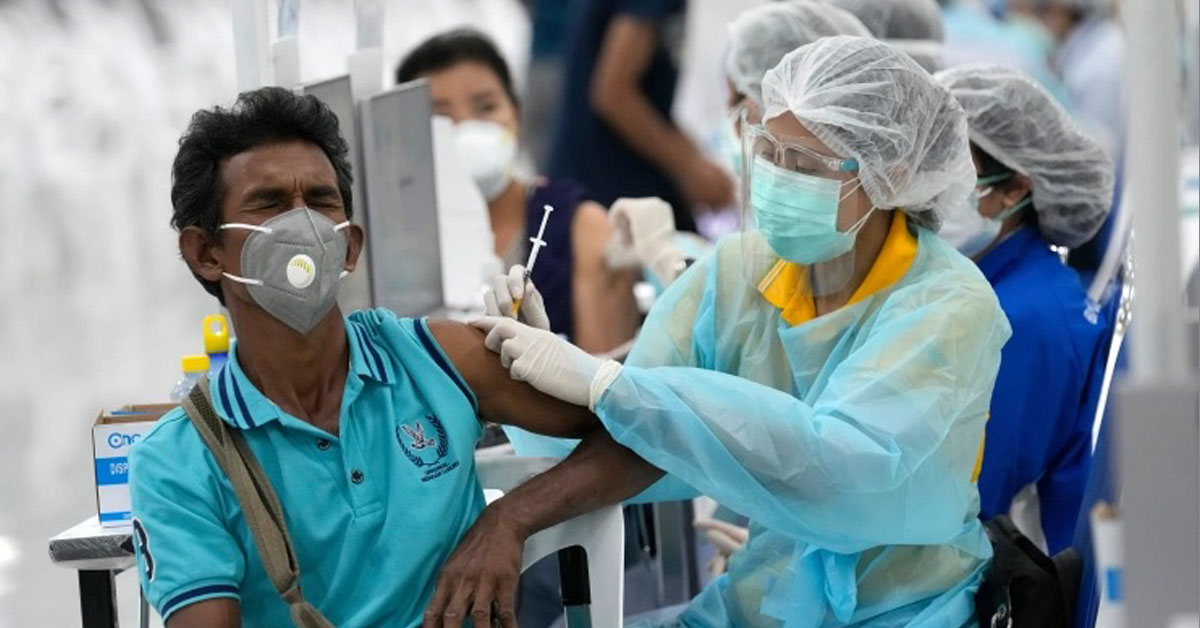 泰国民众7月14日在曼谷接种阿斯利康疫苗。（美联社档案照）