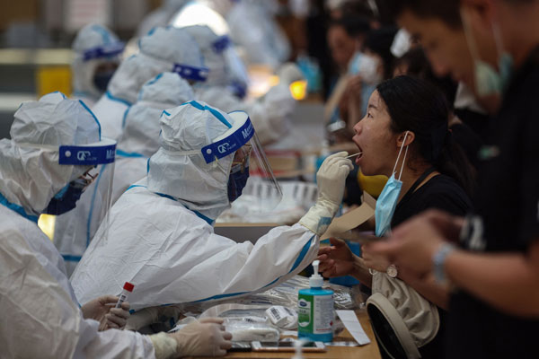 南京民众21日接受新冠病毒检测。（法新社）