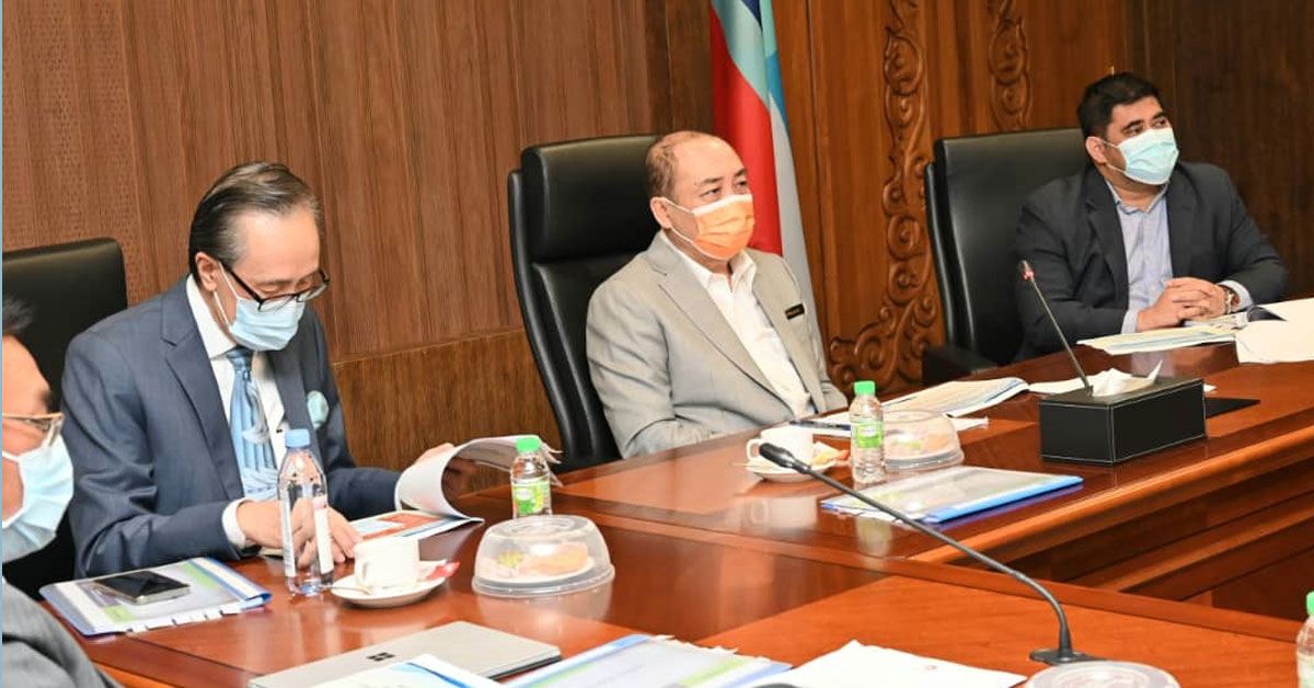 哈芝芝（右2起）在沙巴州新冠肺炎发言人拿督马西迪曼俊陪同下出席视讯会议。凯里也有出席这项会议。