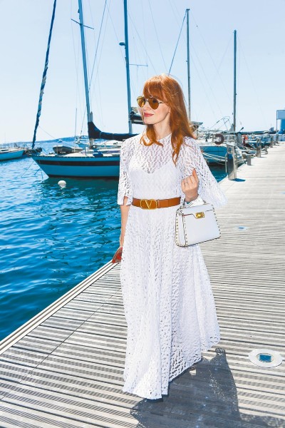 洁西卡雀丝坦以Valentino 2022新装搭配Garavani Alcove手提包，展现海岛度假感。