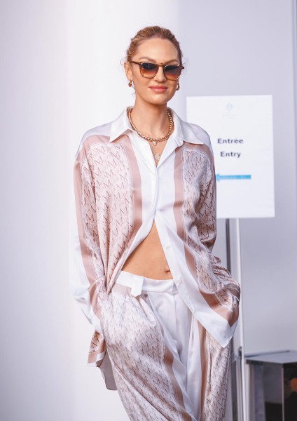 南非超模坎蒂丝史汪尼普以Magda Butrym的双层丝绸套装，呈现夏日率性穿搭。