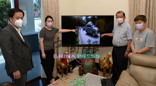 杜汉光夫妇（右1及2）及杜晓文（左2）在律师黄启斌陪同下，展示案发时的闭路电视画面。
