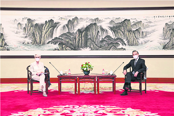 2021年7月26日下午，中国国务委员兼外长王毅(右)在天津会见美国常务副国务卿舍曼。