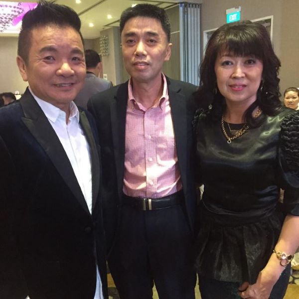 林顺福夫妇与新加坡艺人公会会长陈建彬（左）。