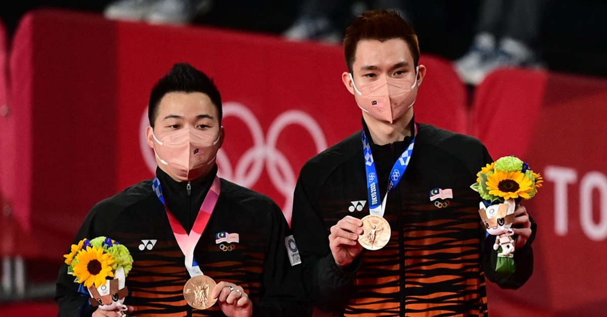 谢定峰（左）与苏伟译，赢得马来西亚在东京奥运首枚奖牌、铜牌。（法新社）