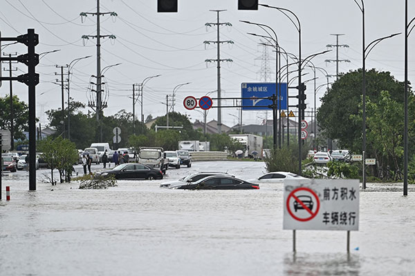 浙江宁波余姚市马路上的车辆，遭洪水侵淹。 （法新社）