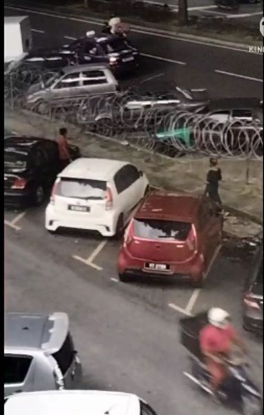 当地居民将女子的行为拍下后,上传网络。