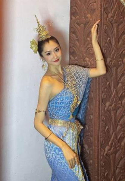 苏日曼曾被选为旅游小姐中国总冠军。