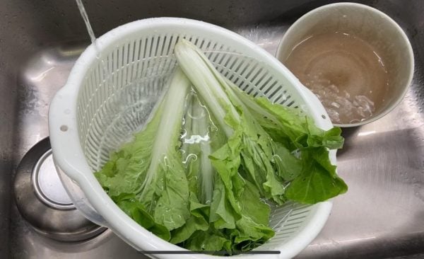 所谓流水洗菜，请切记水流要宛如竹筷一般细，才不会过度浪费水资源！