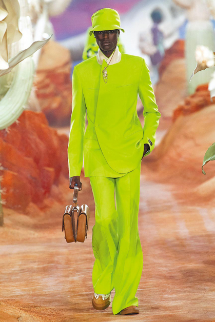 Dior Tailleur Oblique单扣斜裁西装出现街头感十足的荧光绿。