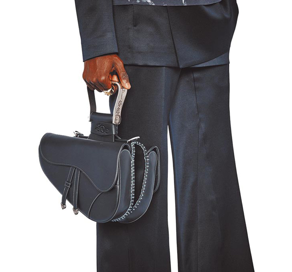 Dior男士Saddle马鞍包采用双包袋设计，利用马镫提把串联。