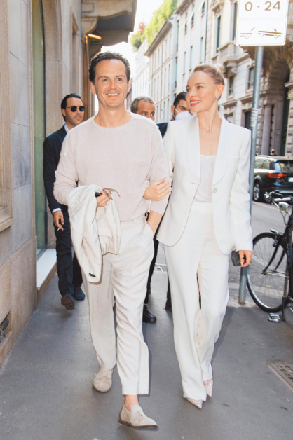 英国男星Andrew Scott（左）与Kate Bosworth随着解封，走在米兰街头去看Giorgio Armani大秀。