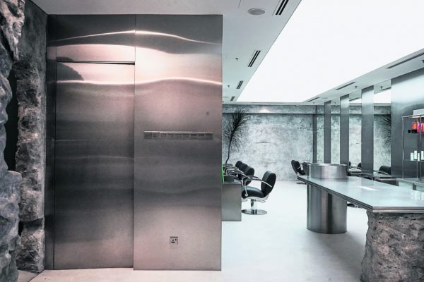 在充滿陽剛味的方形空間裡，設計師把儲藏室設計成升降電梯，隱約之間增添了未來實驗室的實在感，同時也加強空間的層次感，營造了簡潔中蘊含神祕商業空間。