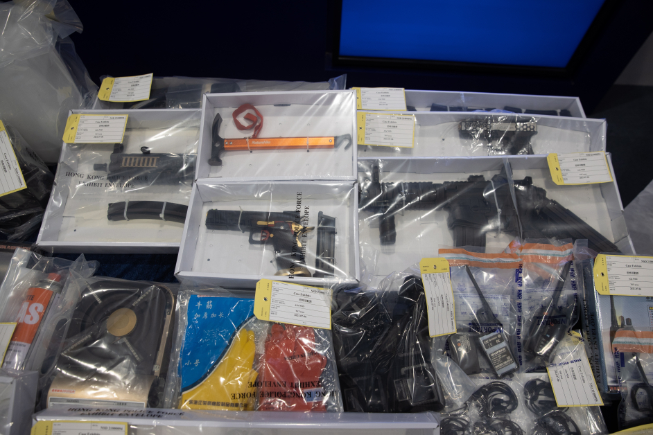 香港警方周二在记者会上，展示查获的武器。