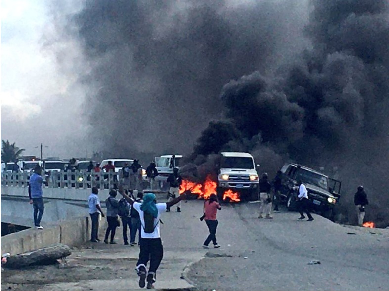 海地角一条桥上有人当街纵火。