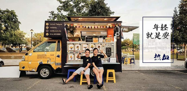Zech从台湾留学回来后与伙伴Hong创业。他们打造了一辆台湾甜品餐车到处跑，体验了创业的感觉，经历了无数的挫败和经验，也开拓了对于做生意的视野。