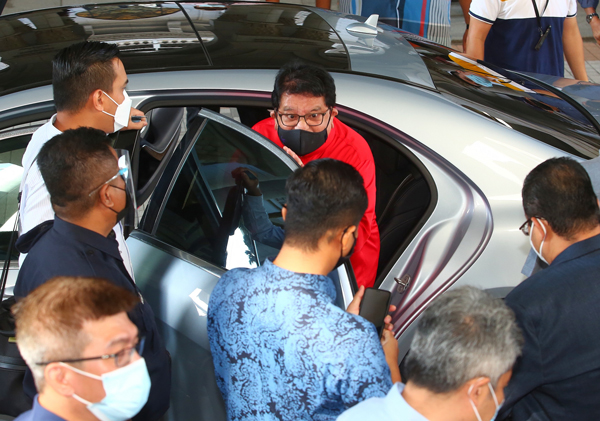 东姑安南（红衣者）在闻判后，马上乘车离开法庭，没有对外发言。