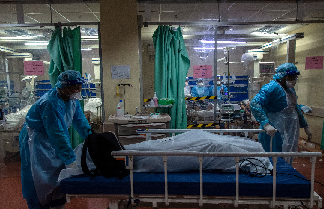 医院内的医护人员，每天见确诊者病逝。