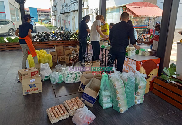 Hang Boba奶茶店购买大量干粮，通过食物银行分发食物给民众。