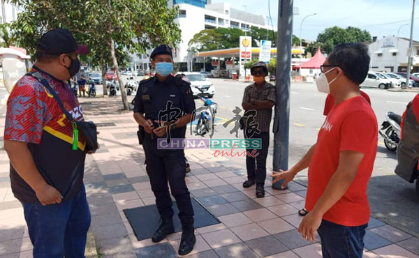 警员（左2起）向刘志俍了解食物银行引起群聚情况。