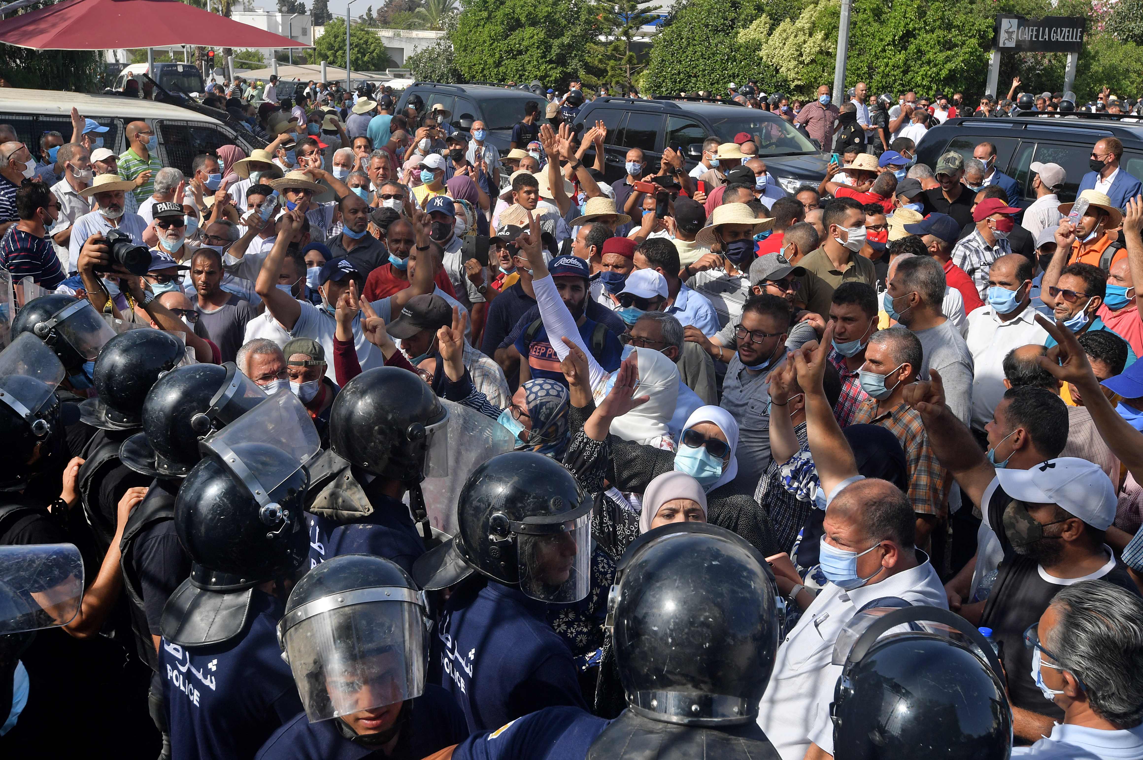 突尼西亚安全部队人员，周一在首都突尼斯的国会外围成人墙，阻挡示威者。（法新社）