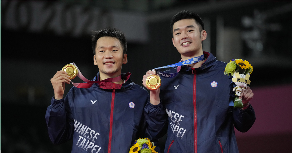 李洋（左）与王齐麟相识多年合作两年多，就登上了奥运最高领奖台。（美联社）