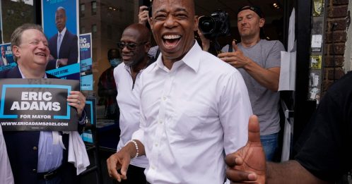纽约市长初选 亚当斯得票过半宣布胜选