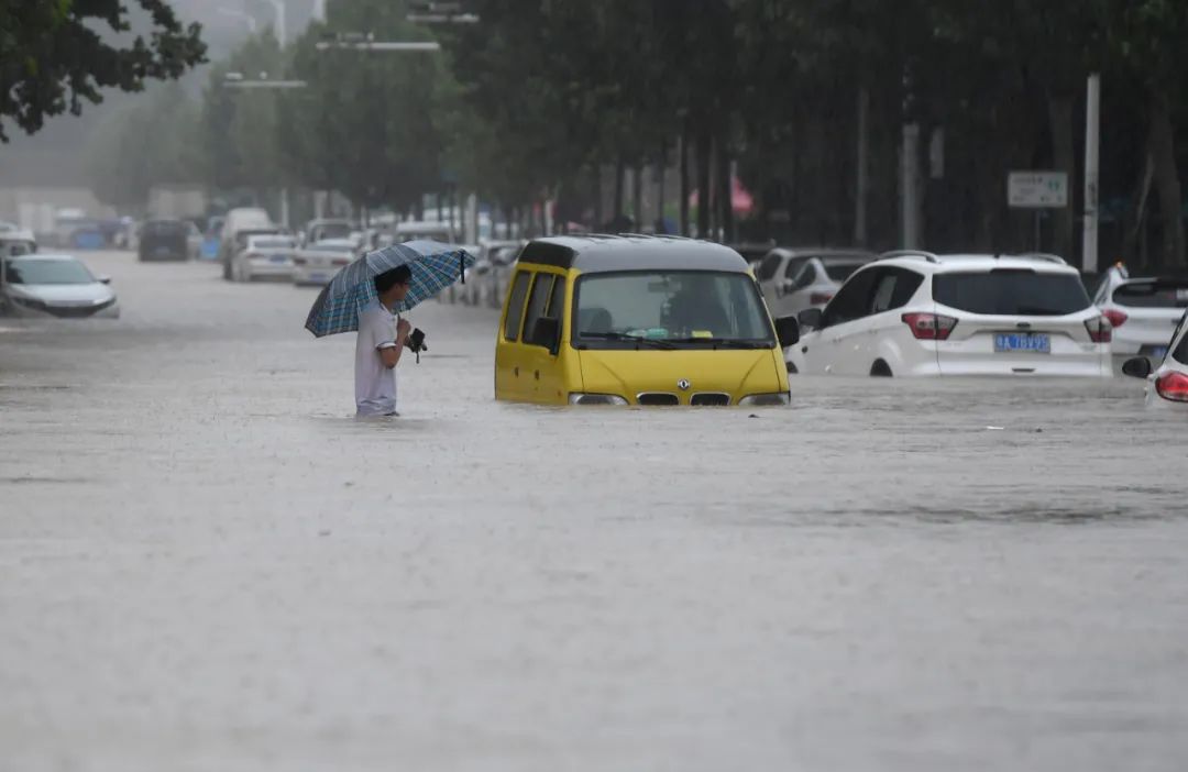中国河南省近日遭遇极端暴雨侵袭，洪水淹没多个城市。 