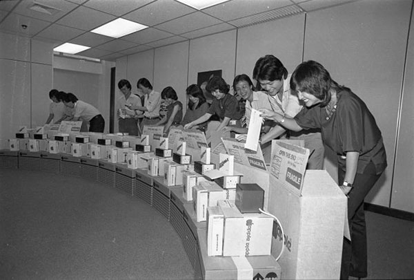 1981年12月11日，12名员工在苹果公司的 “贷款和拥有（Loan and Own）”计划下获益，可将一台电脑带回家。如果员工希望把电脑借回家，就必须至在苹果工作两个月。如果员工继续工作一年，就可以拥有这台电脑。（档案照）