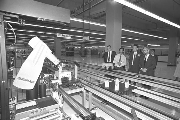 李显龙在1988年来到苹果工厂参观。（新加坡国家档案馆提供）