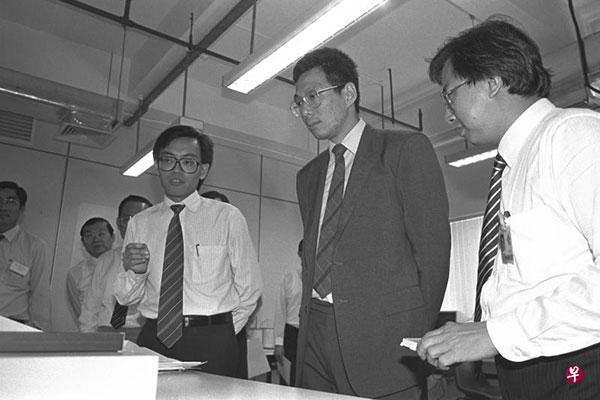 李显龙在1988年来到苹果工厂参观。（新闻及艺术部收藏，新加坡国家档案馆提供）