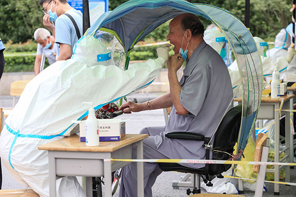 南京一名老翁周四在接受新冠肺炎病毒核酸检验。（法新社）