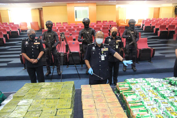 阿祖奈迪（中）展示警方起获的4400万令吉各类毒品。