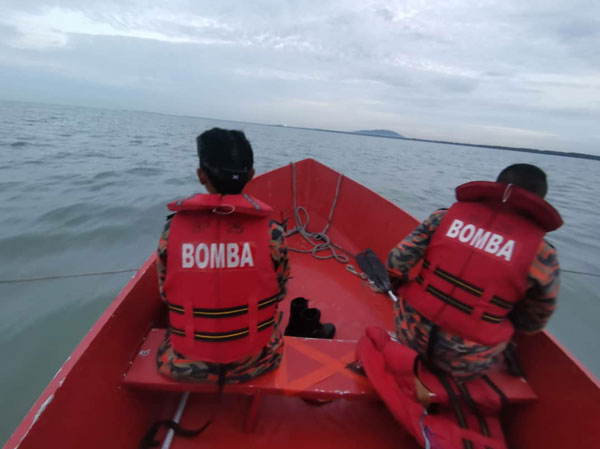 消拯员抵达印裔青年出事海域后，乘坐快艇沿海搜寻，仍未有失踪者的踪影。