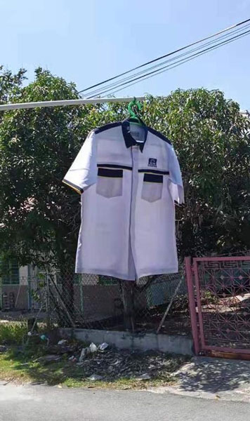 马华党员陷入断粮危机，把一件国阵白衣挂出当白旗向外界求助。
