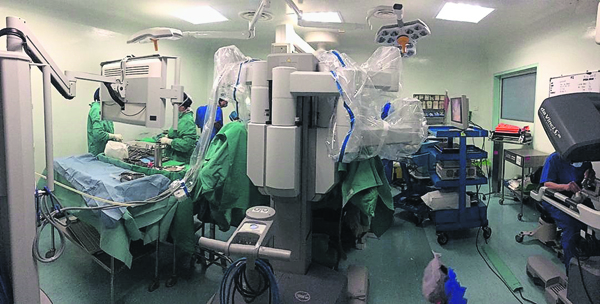 罗华伦医生认为，机器人手术具备更高的准确度和灵活性， 能帮助外科医生更好地完成手术，同时减少手术失血量、 缩短住院时间及改善患者的整体康复情况。
